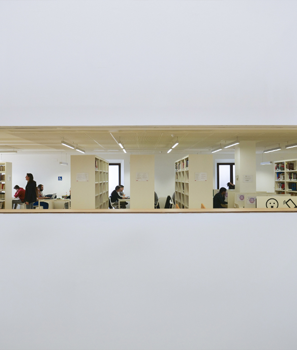 Vista de las mesas de estudio y librerías de la Biblioteca de la Facultad de Derecho