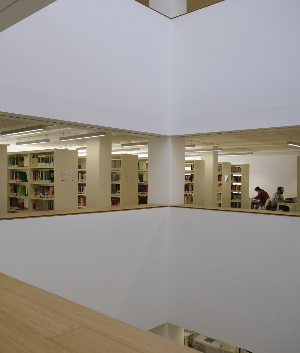 Vista de las estanterías de la Biblioteca de la Facultad de Derecho